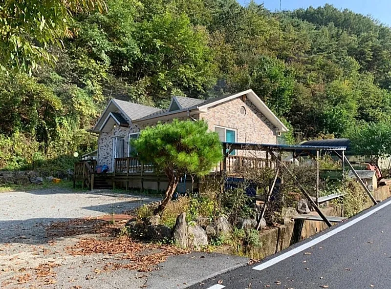 Single-Story Country Home for Sale in Danyang, Chungcheongbuk-do, on Approximately 744 Pyeong of Land photo 4