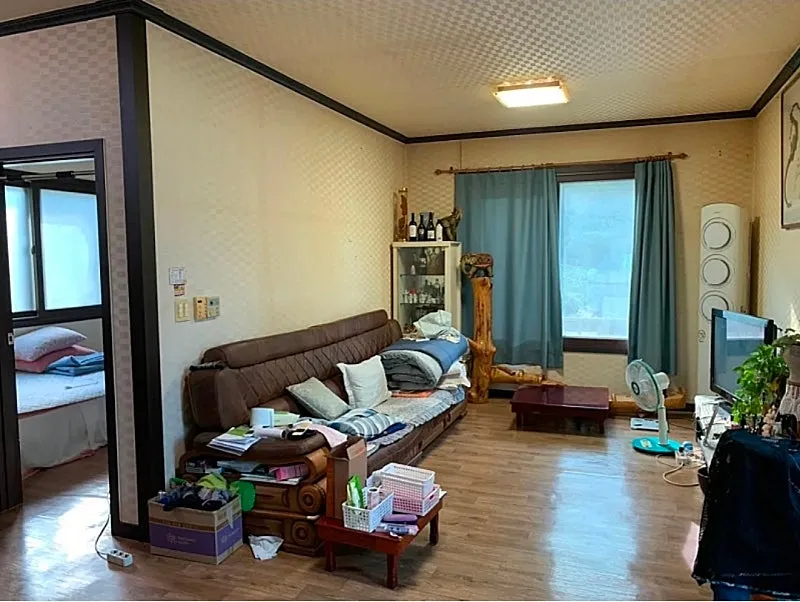 Single-Story Country Home for Sale in Danyang, Chungcheongbuk-do, on Approximately 744 Pyeong of Land photo 2