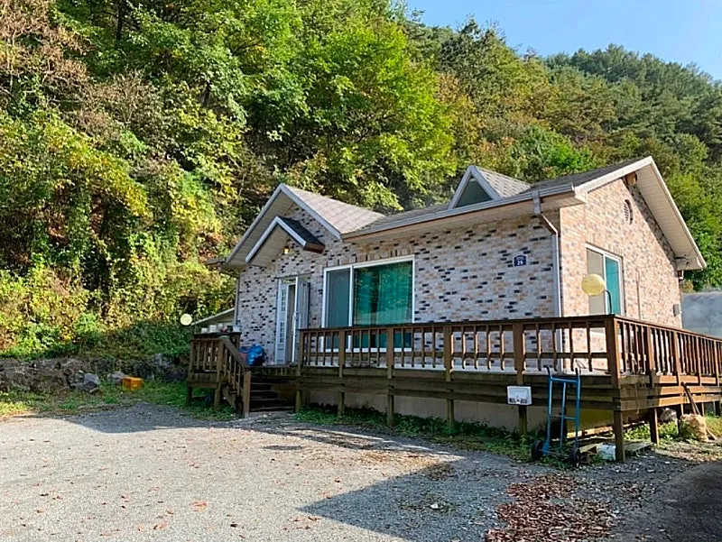 Single-Story Country Home for Sale in Danyang, Chungcheongbuk-do, on Approximately 744 Pyeong of Land photo 3