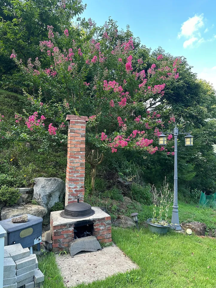 Rural Home for Sale in Danjang-myeon, Miryang-si, Gyeongsangnam-do, with a Chestnut Grove and Deck photo 2