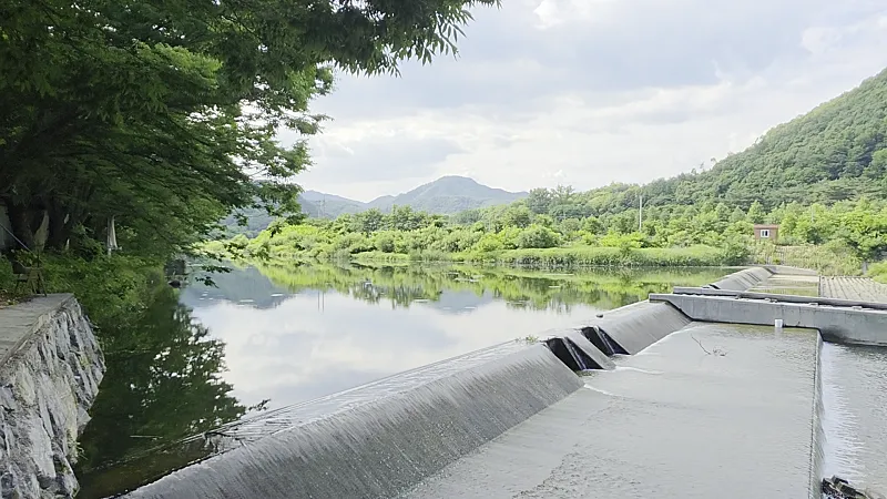 Rural Home for Sale by a Valley in Bongyang-eup, Jecheon, North Chungcheong Province — 249-pyeong Lot · Solar Power photo 3