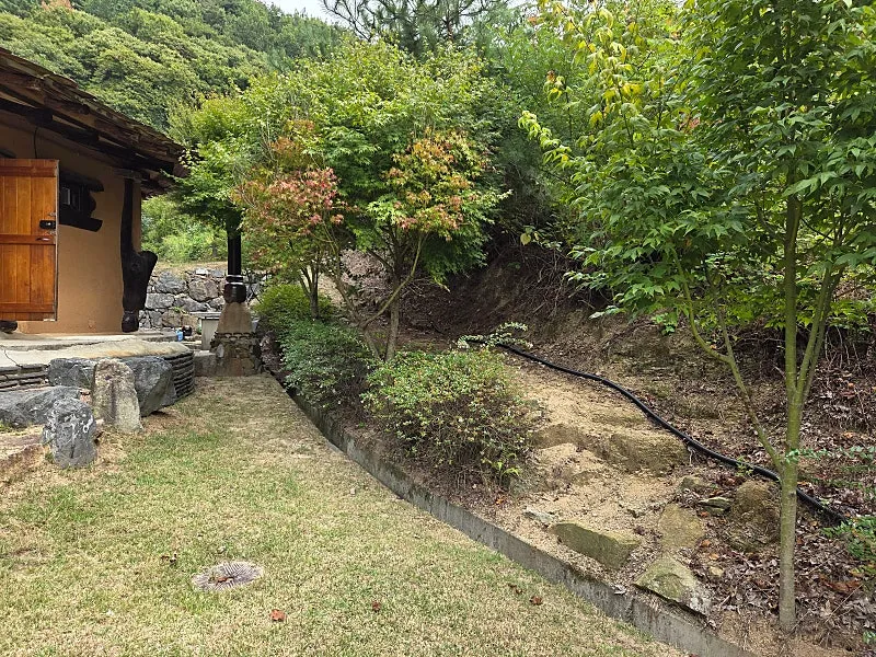 경남 밀양 삼랑진읍 황토집 매매, 넓은 잔디마당 사진 7