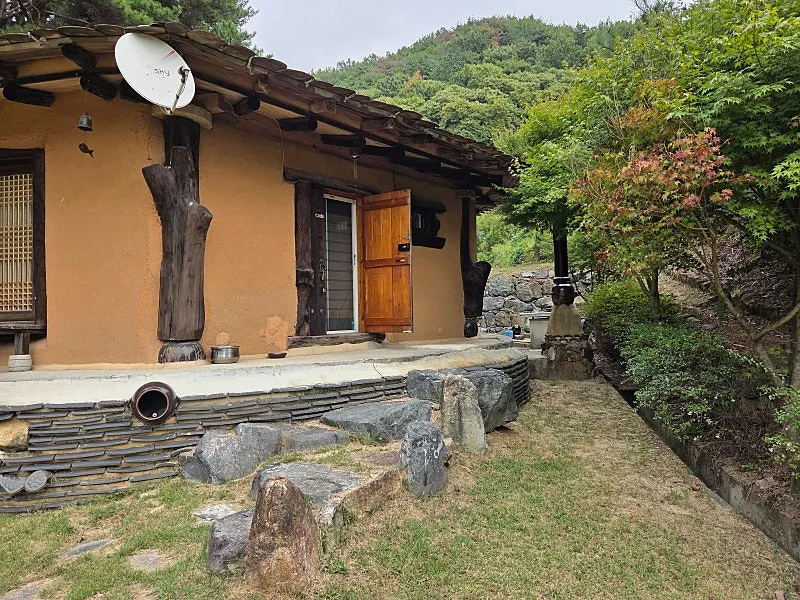 경남 밀양 삼랑진읍 황토집 매매, 넓은 잔디마당 사진 5