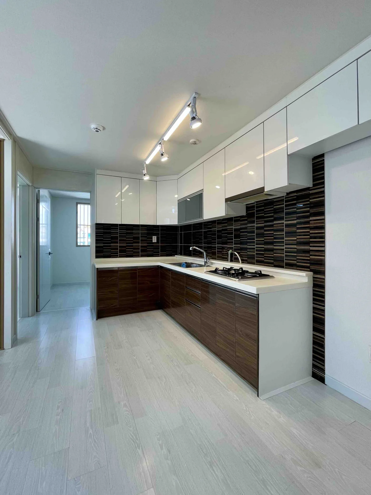Remodeled Three-Room Home for Sale in Juan-dong, Michuhol-gu, Incheon, Parking Available photo 5