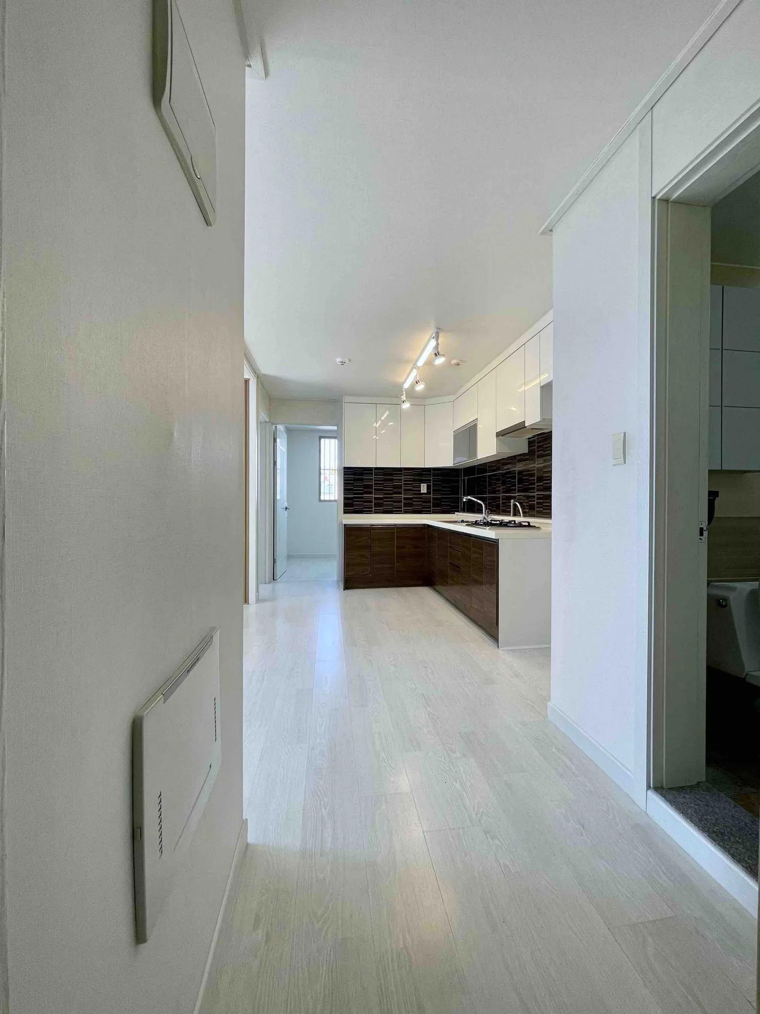 Remodeled Three-Room Home for Sale in Juan-dong, Michuhol-gu, Incheon, Parking Available photo 3