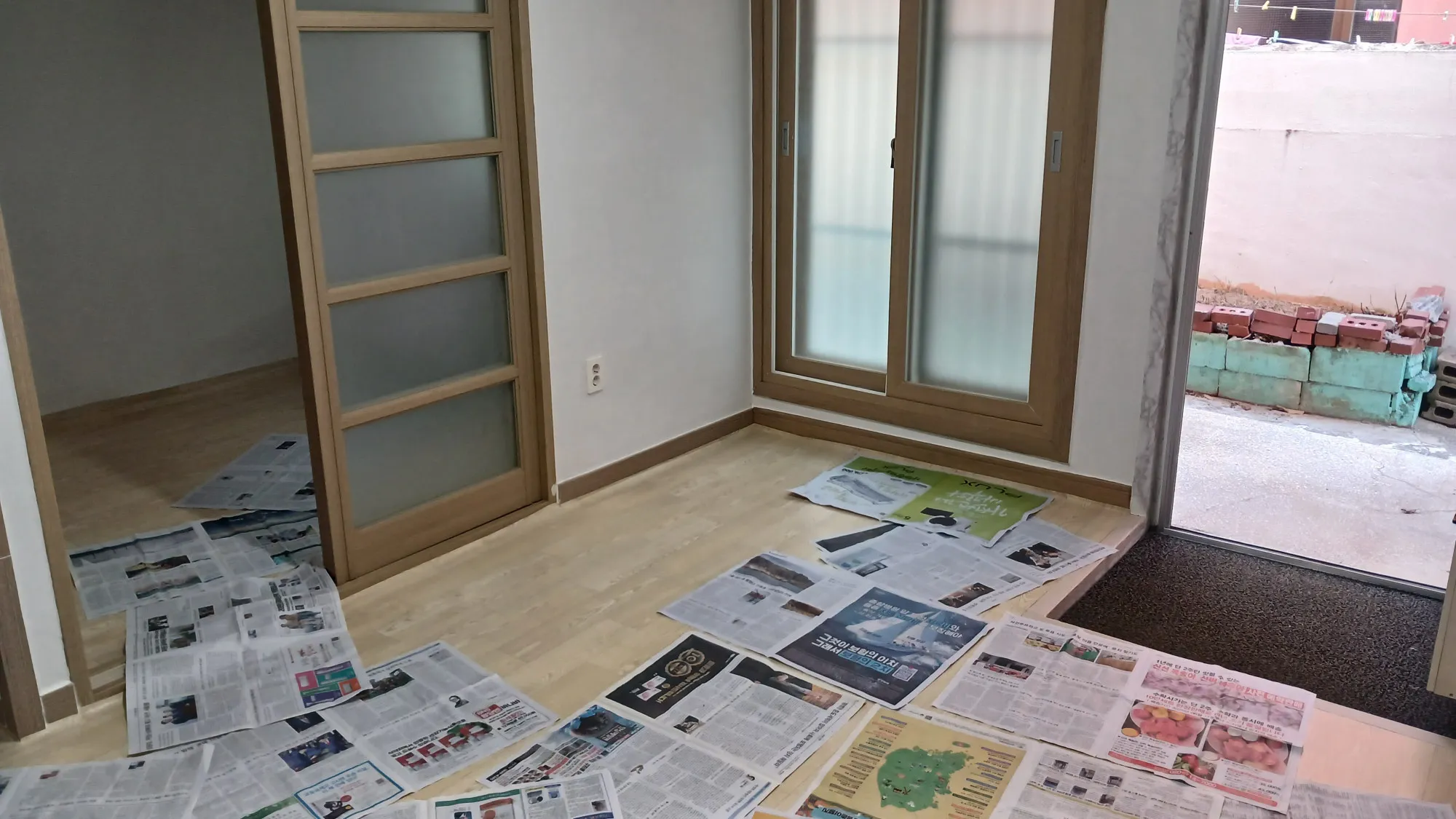 Detached House for Sale with Yard in Goejeong-dong, Saha-gu, Busan; South-Facing Living Room photo 5