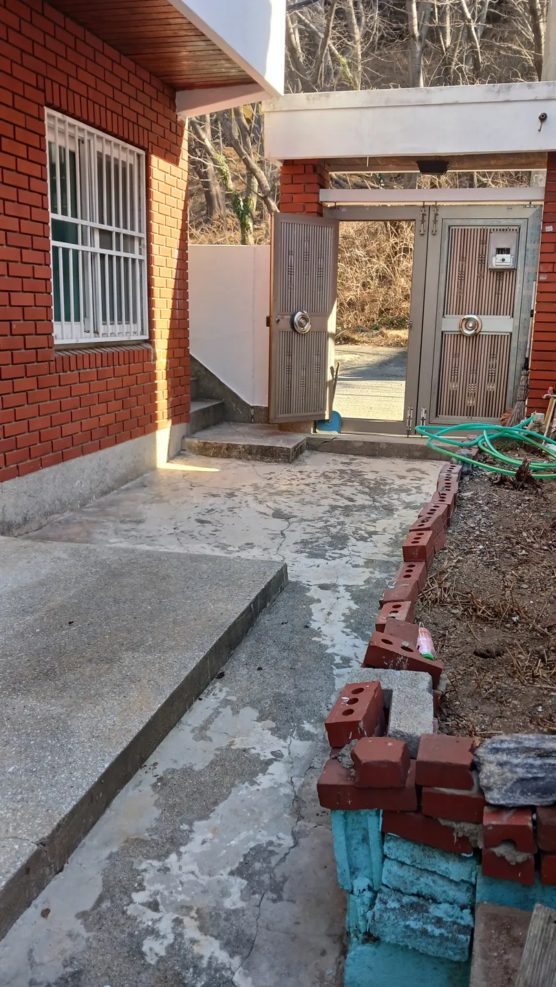 Detached House for Sale with Yard in Goejeong-dong, Saha-gu, Busan; South-Facing Living Room photo 8