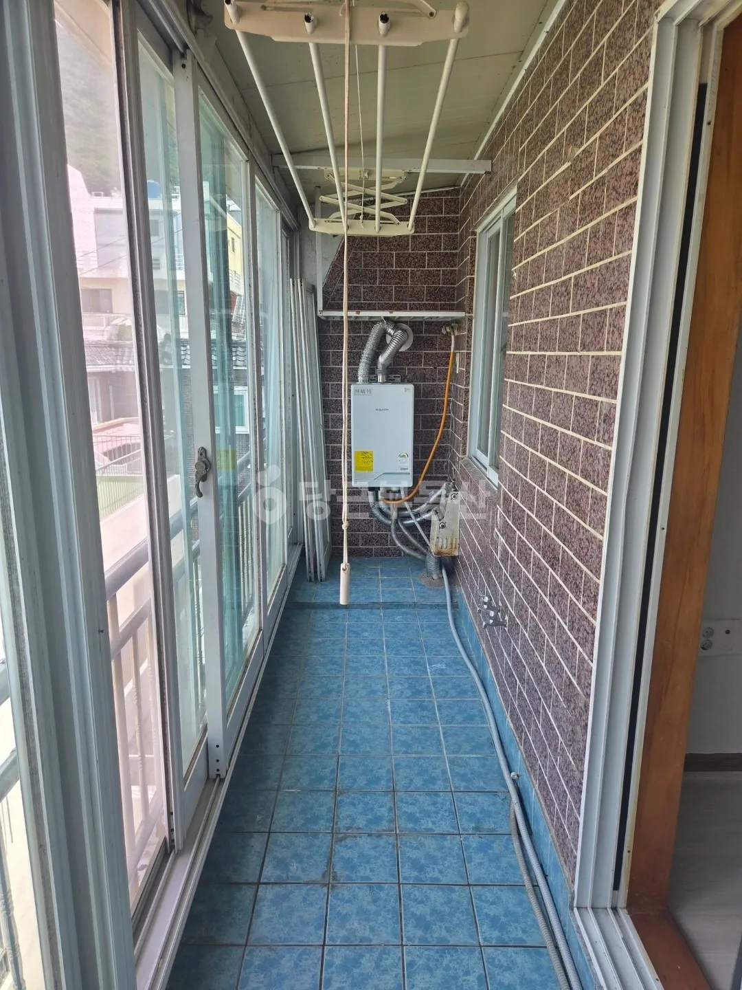 17-pyeong Villa for Sale in Gupo-dong, Buk-gu, Busan; Wallpaper and Flooring Completed photo 6