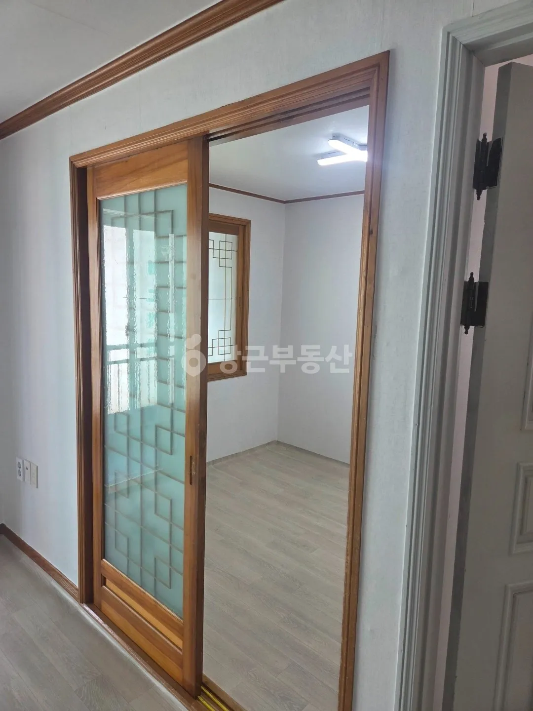 17-pyeong Villa for Sale in Gupo-dong, Buk-gu, Busan; Wallpaper and Flooring Completed photo 3