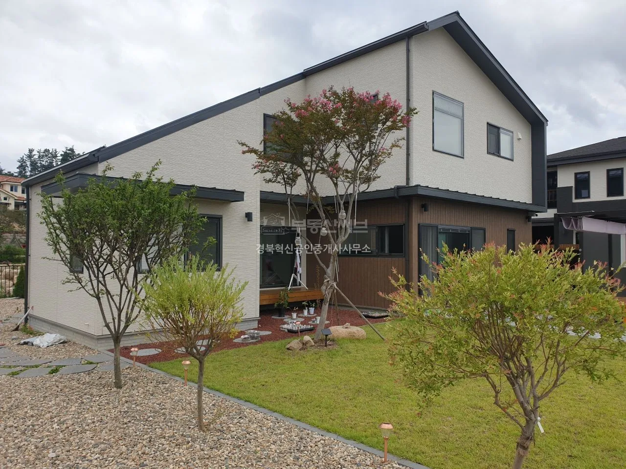 Country Home for Sale in Nongso-myeon, Gimcheon City, a Luxury Home with an Automatic Parking Garage and Premium Materials photo 3