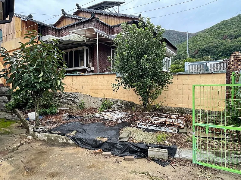 Single-Story Country Home for Sale in Bugok-myeon, Changnyeong, Gyeongsangnam-do, with a Loess Room and Vegetable Garden photo 2