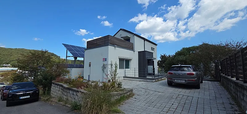 Detached House for Sale in Seongbok-dong, Suji-gu, Yongin, Gyeonggi-do, 93 Pyeong of Land · 3 Floors photo 2
