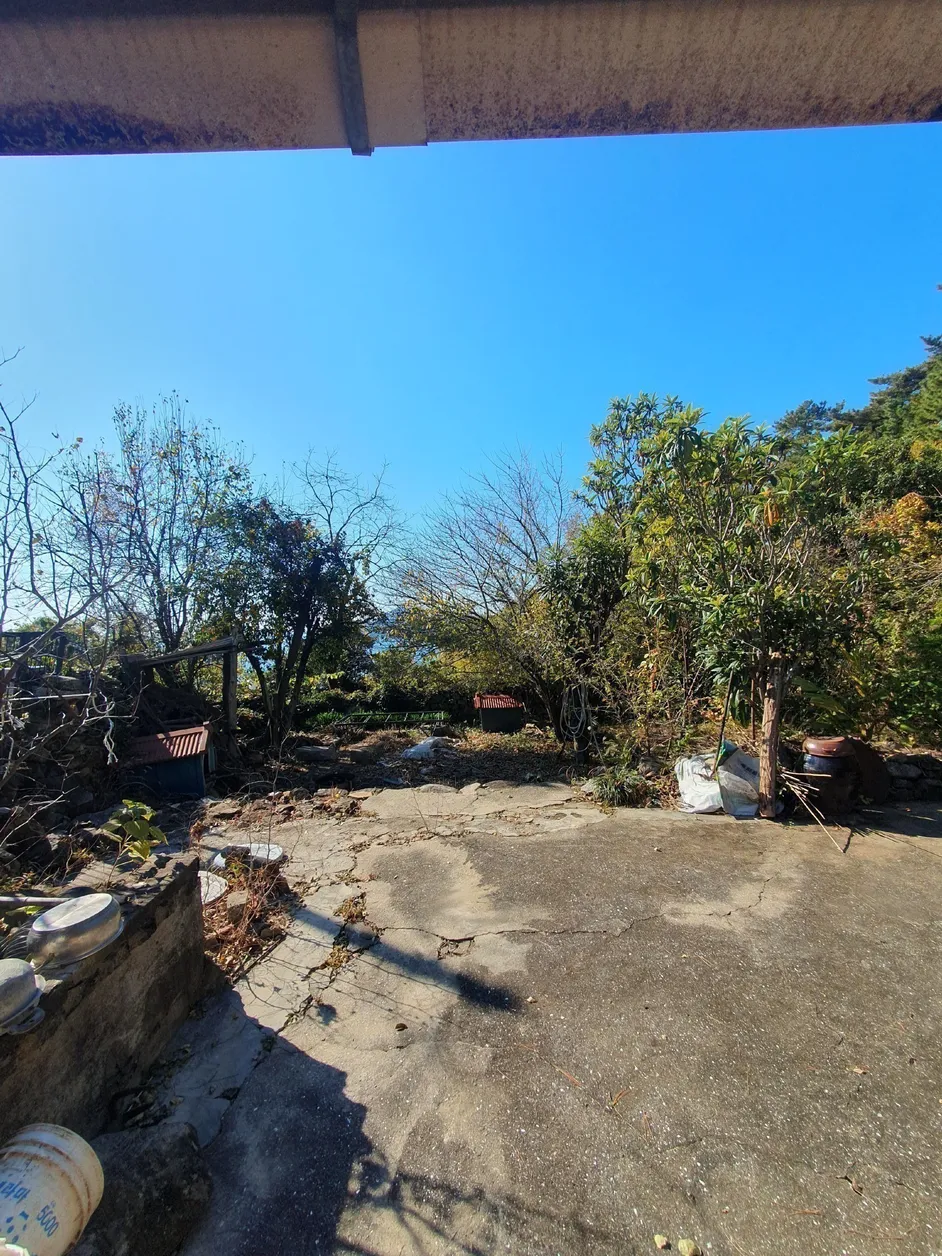 Detached House for Sale near Jangdeung Beach in Jangsu-ri, Hwayang-myeon, Yeosu, Jeonnam, with a Large Yard photo 5