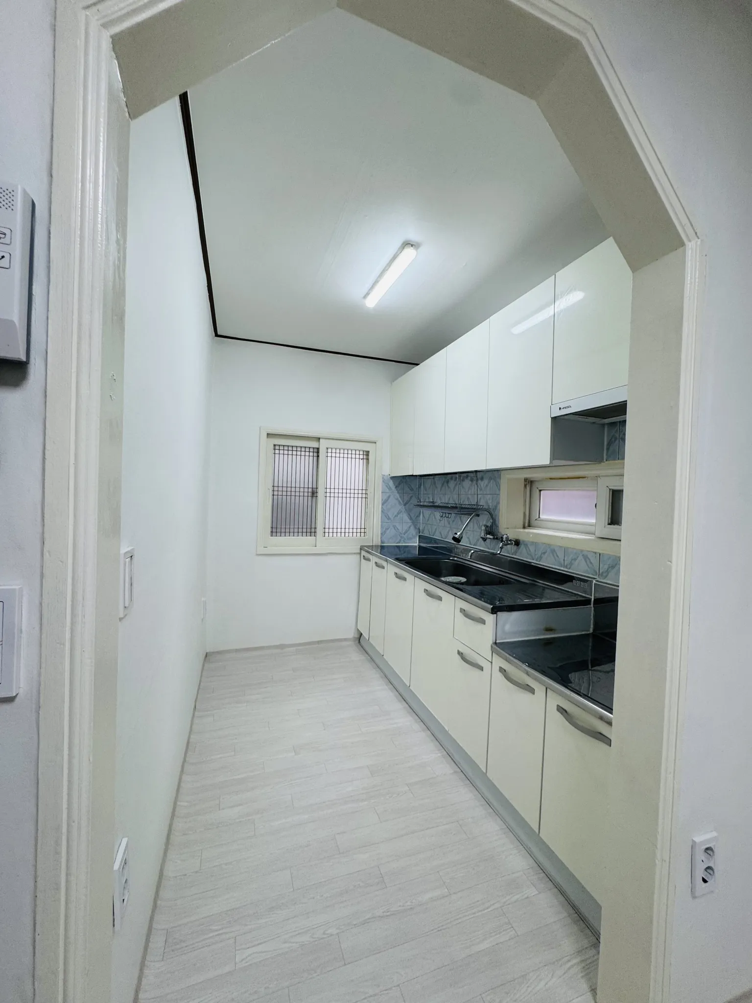 Three-Room Home for Sale in Daecheong-dong 4-ga, Jung-gu, Busan — Repairs Completed, Immediate Move-In Available photo 4