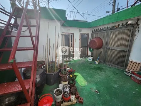 Detached House for Sale in Yongdang-dong, Mokpo, Jeonnam-Gwangju; Front-Yard Parking Available photo 3