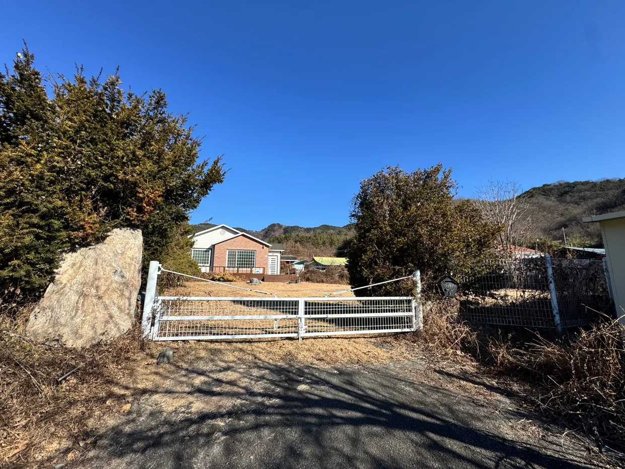 Sunny Country House with a Spacious Yard and Lawn in Deokgok-myeon, Hapcheon-gun, Gyeongsangnam-do photo 6