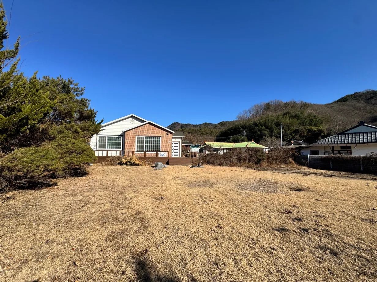 Sunny Country House with a Spacious Yard and Lawn in Deokgok-myeon, Hapcheon-gun, Gyeongsangnam-do photo 2