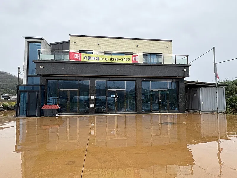 Near-New 2-Story Commercial-Residential Building for Sale in Buk-myeon, Uljin-gun, Gyeongsangbuk-do, on a 410-Pyeong Lot photo 3