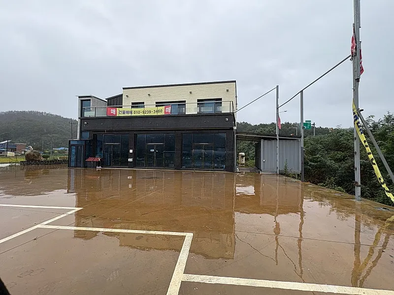 Near-New 2-Story Commercial-Residential Building for Sale in Buk-myeon, Uljin-gun, Gyeongsangbuk-do, on a 410-Pyeong Lot photo 2