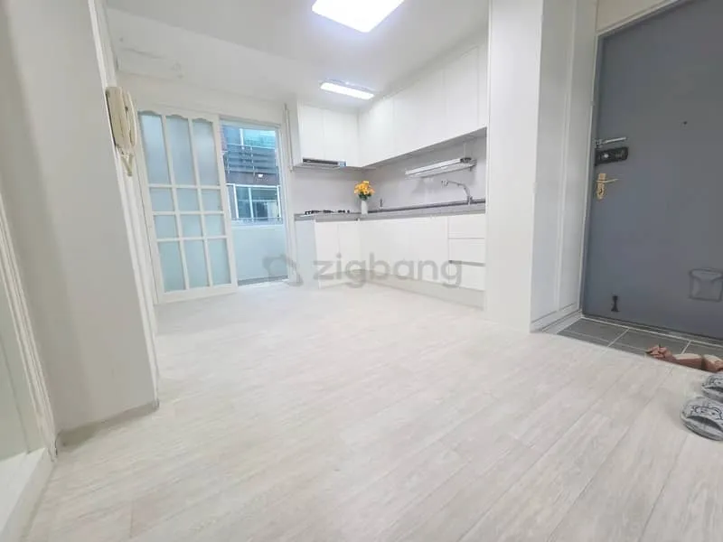 Renovated Villa for Sale in Bongmyeong-dong, Dongnam-gu, Cheonan, South Chungcheong Province — South-Facing Three-Room Unit photo 4