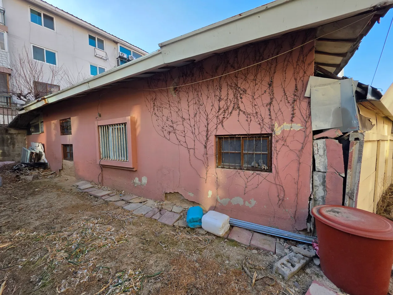 Sale of a Small House in the Downtown Area of Sinbaek-ro, Jecheon-si photo 5