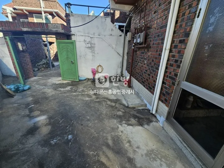 Two-story Western-style house for sale in Sinam-dong, Dong-gu, Daegu; partially renovated detached home property photo