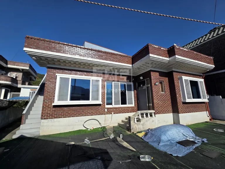 Three-Bedroom Detached House for Sale in Gwangdo-myeon, Tongyeong, Gyeongsangnam-do, with a Yard and Completed Repairs property photo