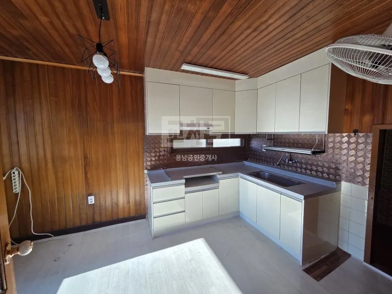 Three-Bedroom Detached House for Sale in Gwangdo-myeon, Tongyeong, Gyeongsangnam-do, with a Yard and Completed Repairs photo 2