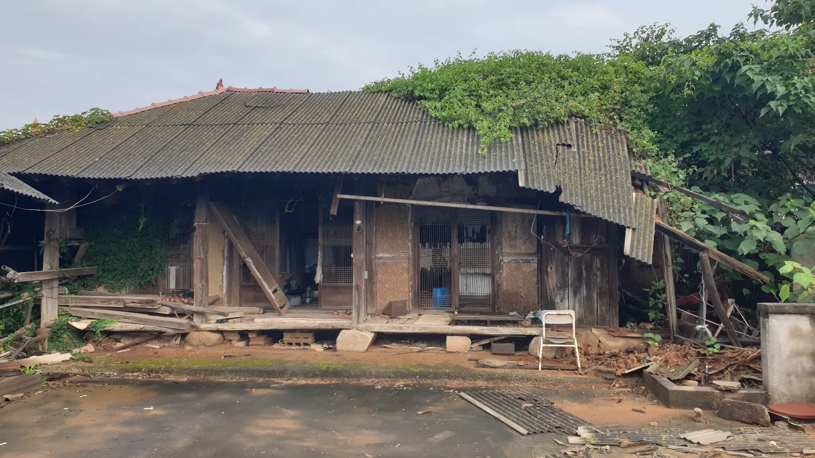 Wooden House for Sale in Uhyeong Village, Nam-myeon, Namhae photo 2