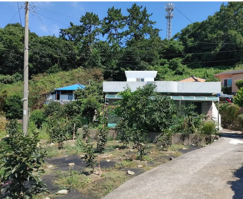 South-Facing Country House for Sale in Seomyeon, Namhae, 5 Minutes from the Sea, 777㎡ (235 Pyeong) Lot photo 2