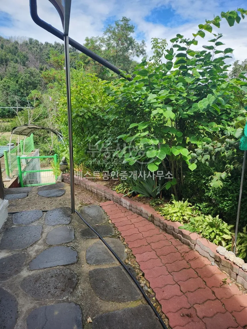 Quiet Country House for Sale with Vegetable Garden in Namseon-myeon, Andong photo 6