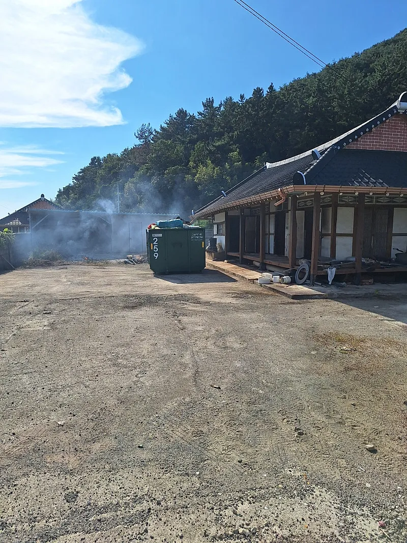 Urgent Sale: Traditional Hanok Country House with a Large Yard in Munpyeong-myeon, Naju-si, Jeonnam Gwangju photo 4