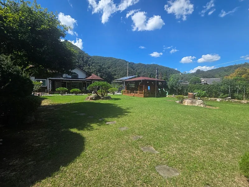 Rural Home for Sale in Hongcheon-eup, with a Lawn Garden in Front of a Valley and an Earthen Sauna photo 4