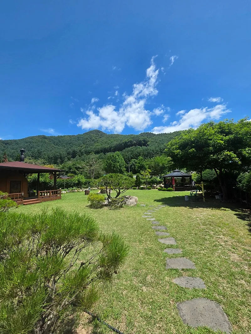 Rural Home for Sale in Hongcheon-eup, with a Lawn Garden in Front of a Valley and an Earthen Sauna photo 2