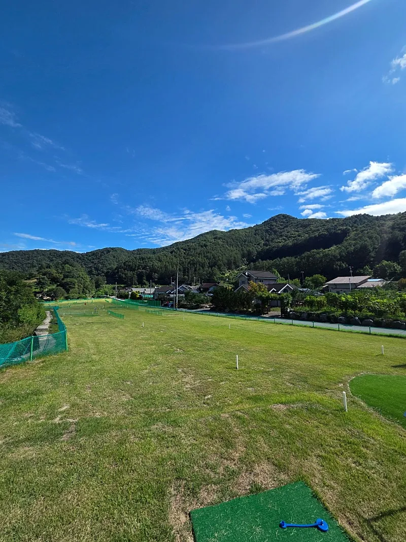 Rural Home for Sale in Hongcheon-eup, with a Lawn Garden in Front of a Valley and an Earthen Sauna photo 5