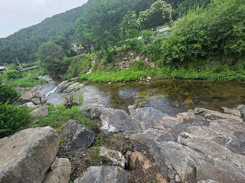 Rural Home for Sale in Hongcheon-eup, with a Lawn Garden in Front of a Valley and an Earthen Sauna photo 3