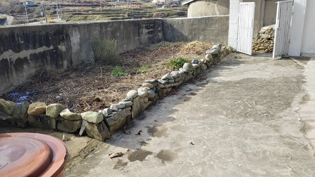 South-Facing Country House on a Hill with a Good View for Sale in Nam-myeon, Namhae-gun photo 2