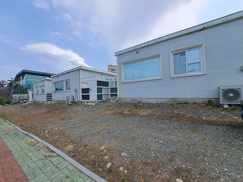 Sale of 335-Pyeong Land with Three Neighborhood Commercial Facilities and One Residence on Oncheon-ro, Sokcho photo 9