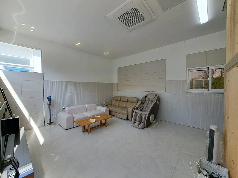 Sale of 335-Pyeong Land with Three Neighborhood Commercial Facilities and One Residence on Oncheon-ro, Sokcho photo 2