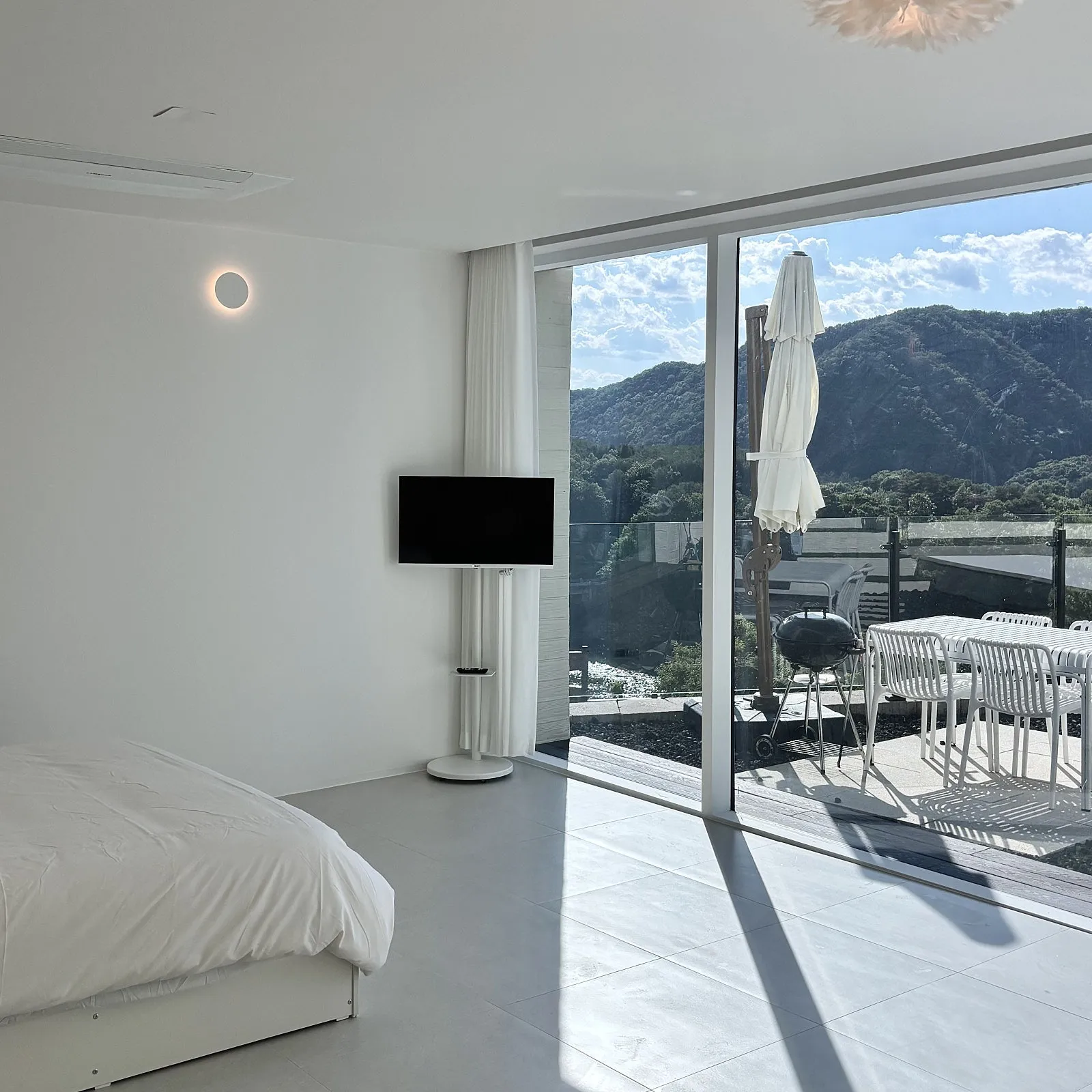 Sale of Two Private Pool Villas in Nam-myeon, Hongcheon-gun, with an Infinity Pool and Recent Remodeling photo 2