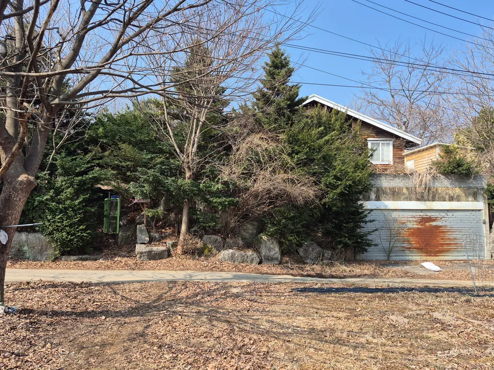 Wooden Country House for Sale in Deoksan-myeon, Jecheon, with a Garden and Pond photo 4