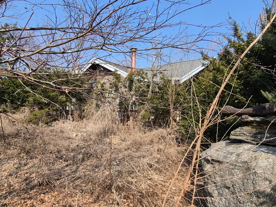 Wooden Country House for Sale in Deoksan-myeon, Jecheon, with a Garden and Pond photo 5