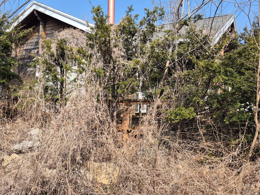 Wooden Country House for Sale in Deoksan-myeon, Jecheon, with a Garden and Pond photo 8