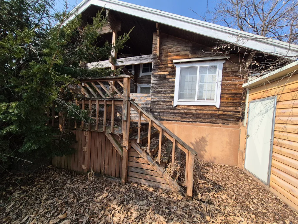Wooden Country House for Sale in Deoksan-myeon, Jecheon, with a Garden and Pond photo 3