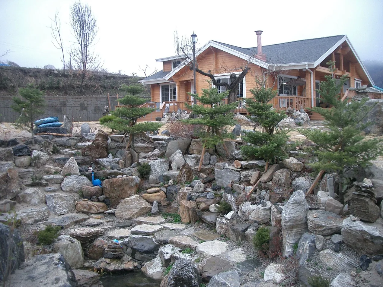 Wooden Country House for Sale in Deoksan-myeon, Jecheon, with a Garden and Pond photo 2