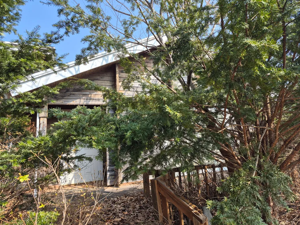 Wooden Country House for Sale in Deoksan-myeon, Jecheon, with a Garden and Pond photo 7