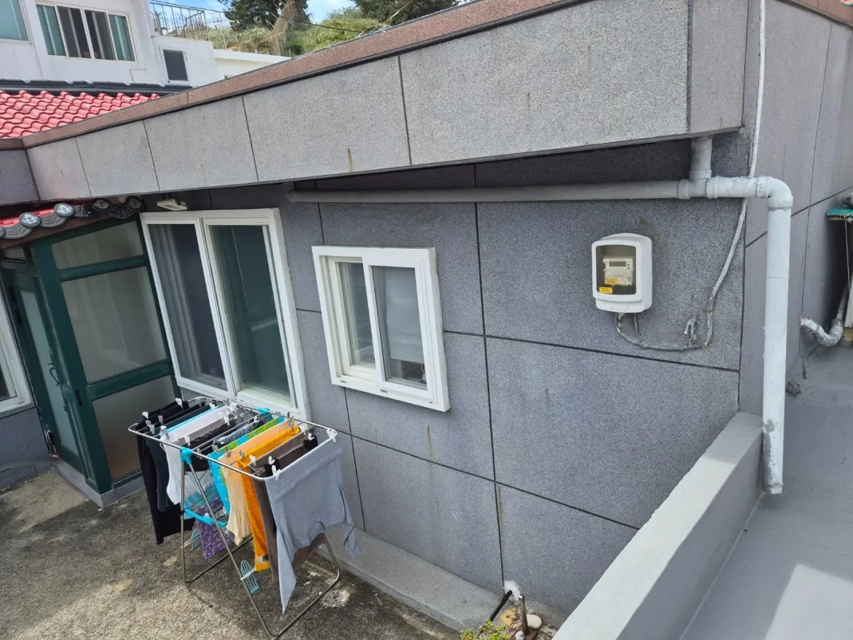 Sale of a Country House on Jeju’s Chuja Island, a 119㎡ Home on Yeongheung 1-gil with a 43-Pyeong Vegetable Garden photo 2