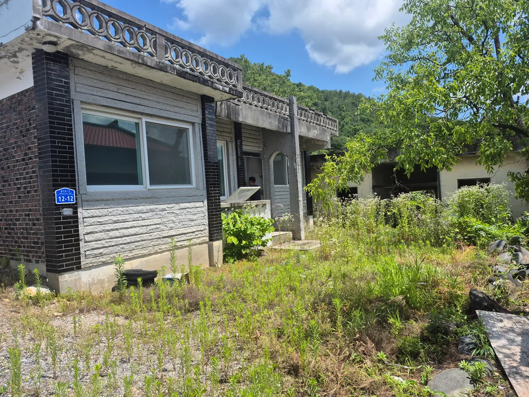 House for Sale in a Cozy Village at the Far End of Cheongpung Lake photo 3