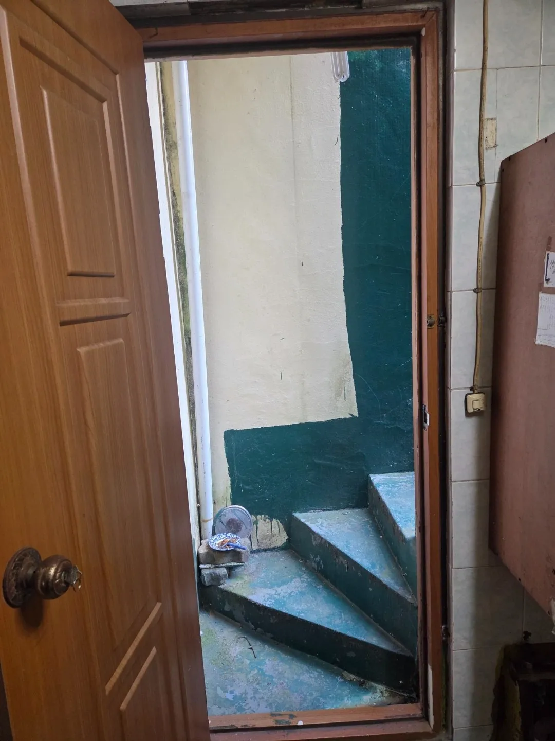 Sale of a Semi-Basement Multi-Family House with Two Units in Hwabuk-dong, Jeju City — 66 Million Won photo 2
