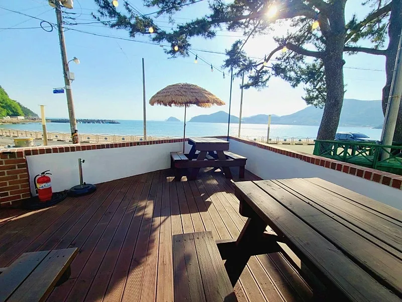 Beachfront Multi-Family House for Sale in Namhae, Gyeongsangnam-do — Three-Story Multi-Family House in the First Row at Songjeong Solbaram Beach photo 4